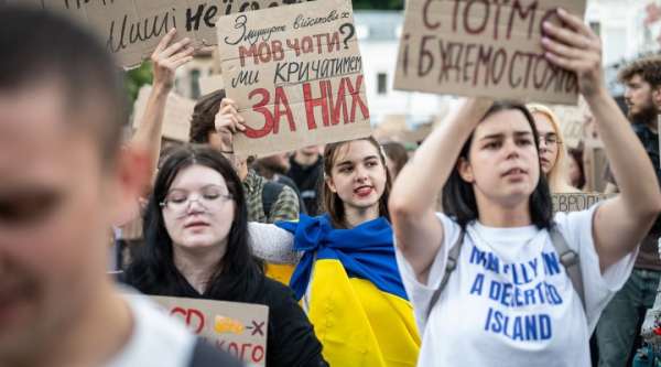 Протягом п'яти днів по всій Україні, зокрема в Києві, не припиняються акції протесту. 24