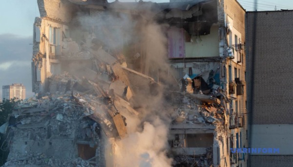 Володимир Зеленський відвідав Дарницький район, де продовжуються пошукові роботи на місці російської атаки. 2 / span class=