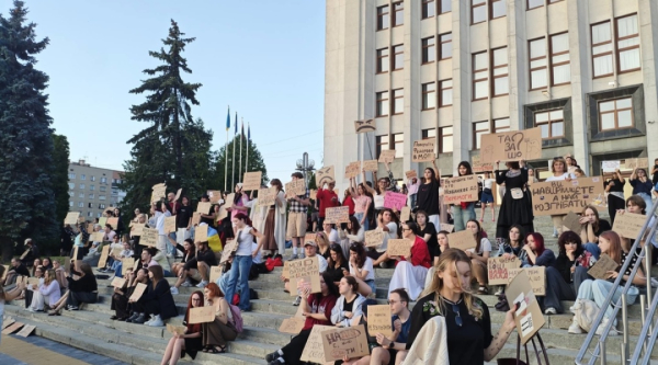 Протягом п'яти днів по всій Україні, зокрема в Києві, не припиняються акції протесту. 38
