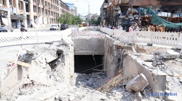 У столиці України, Києві, кількість жертв внаслідок потужного удару Російської Федерації збільшилася до сімнадцяти, серед них одна особа загинула. 21