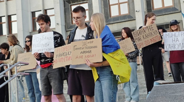 Шостий день поспіль у Києві та інших містах не вщухають протести. 12