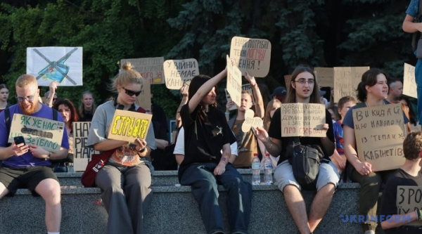 У столиці та інших населених пунктах четвертий день поспіль не вщухають демонстрації через звільнення Федорова 15