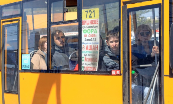 «Щасливі» пасажири маршруток. Фото: Володимир Тарасов, Укрінформ