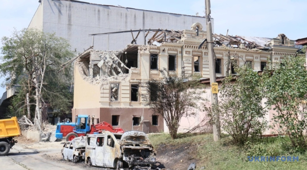У столиці України, Києві, кількість жертв внаслідок потужного удару Російської Федерації збільшилася до сімнадцяти, серед них одна особа загинула. 22