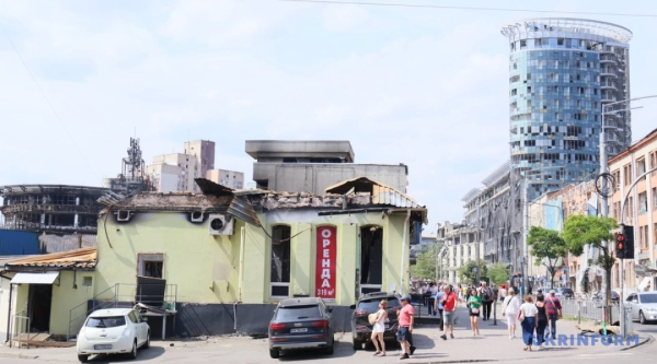 У столиці України, Києві, кількість жертв внаслідок потужного удару Російської Федерації збільшилася до сімнадцяти, серед них одна особа загинула. 17