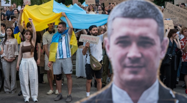 Протягом п'яти днів по всій Україні, зокрема в Києві, не припиняються акції протесту. 32