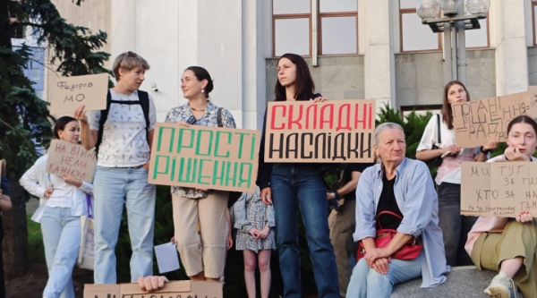 Протягом п'яти днів по всій Україні, зокрема в Києві, не припиняються акції протесту. 42