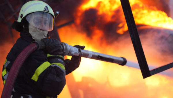 Пожежі в Києві через обстріл у двох районах