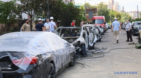 У столиці України, Києві, кількість жертв внаслідок потужного удару Російської Федерації збільшилася до сімнадцяти, серед них одна особа загинула. 16