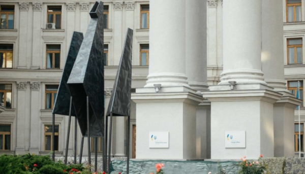 У столиці неподалік Міністерства закордонних справ з’явилася восьмиметрова скульптура «Фенікс».