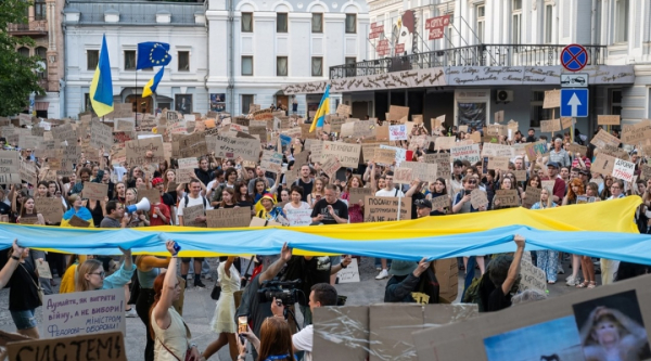 Протягом п'яти днів по всій Україні, зокрема в Києві, не припиняються акції протесту. 27
