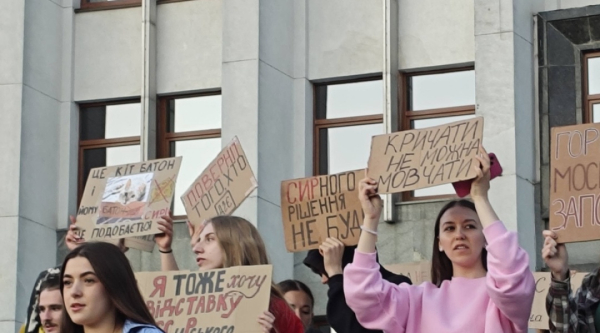Шостий день поспіль у Києві та інших містах не вщухають протести. 8
