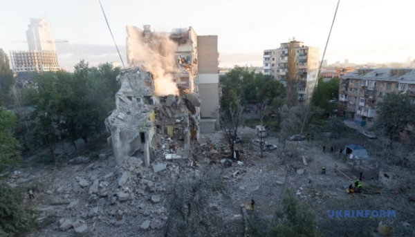 Зеленський відвідав Дарницький район, де проводиться пошукова операція після російського удару