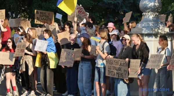 У столиці та інших населених пунктах четвертий день поспіль не вщухають демонстрації через звільнення Федорова 26