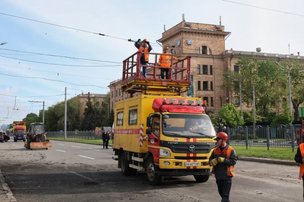 Комунальники лагодять електролінії після російських прильотів. Харків, де безкоштовний проїзд. Фото: Вячеслав Мадієвський, Харків, Укрінформ