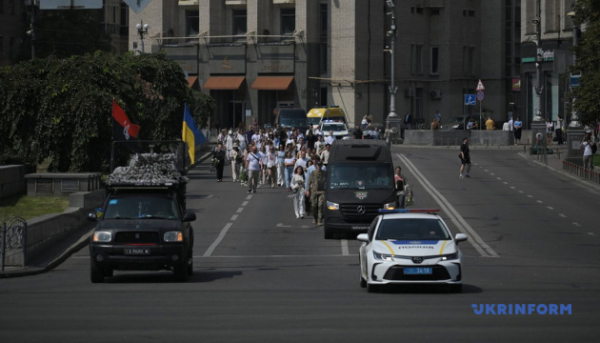 У столиці віддали шану волонтерці Віталіні Яровенко, яка загинула внаслідок повторної атаки Росії 2 / span class=