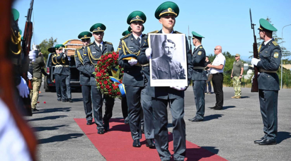 У Києві відбулася панахида на честь Євгена Коновальця. 13