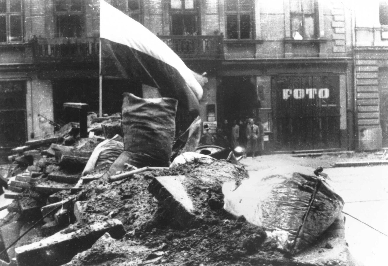 Warsaw_Uprising_-_Barricade_&amp;_Flag_(1944)