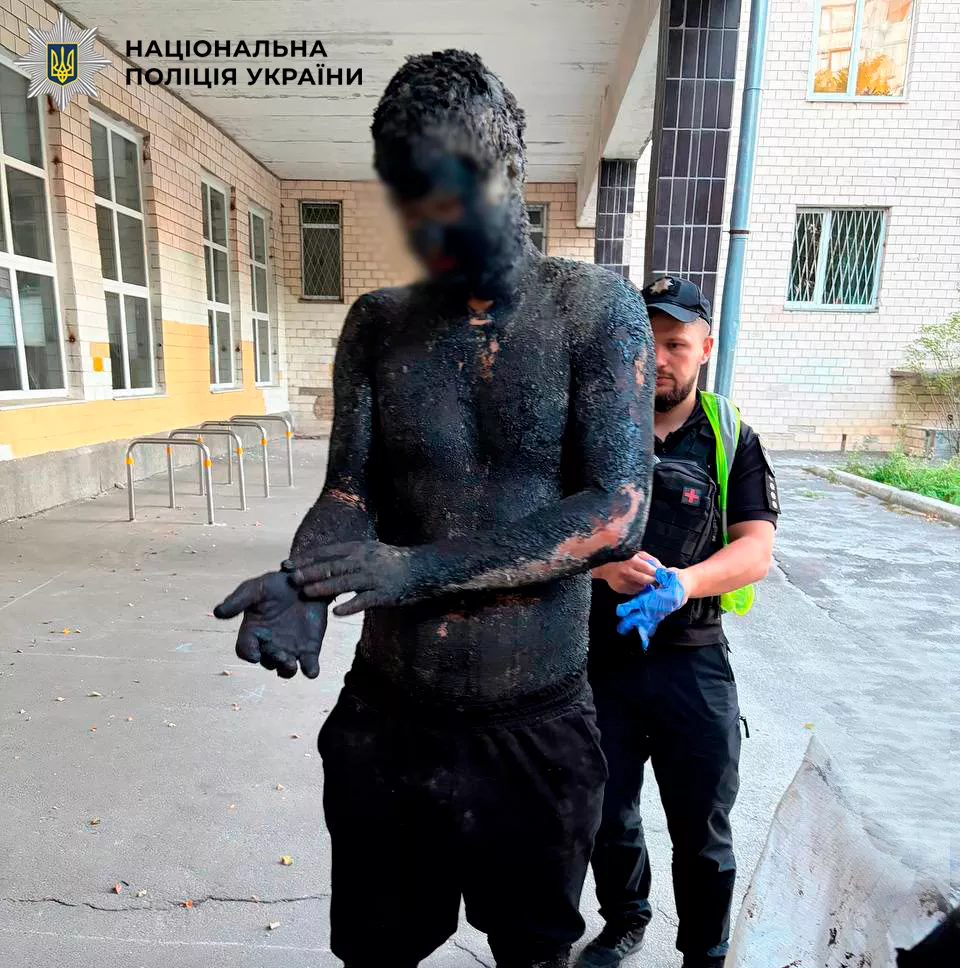 Конспірація зазнала краху: мешканець Києва заліз у бочку зі смолою, аби вчинити крадіжку з магазину, і 5 годин відмивався у відділку поліції. 22 смола крадій Київ