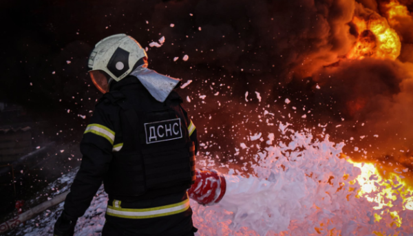 На Київщині російські війська вразили склад іншої мережі супермаркетів. 3