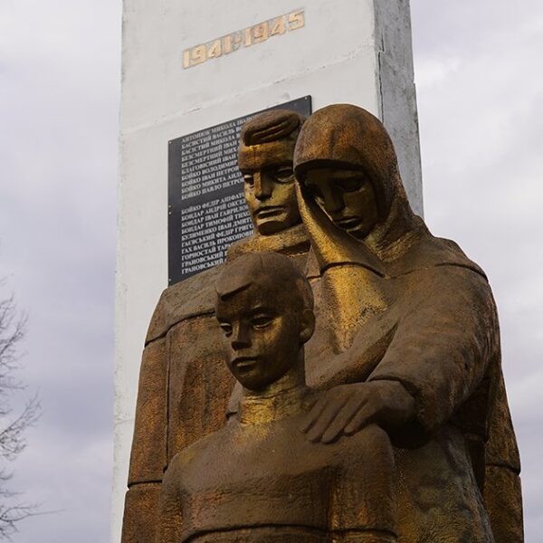 Залізобетонні символи радянської доби: Як пам’ятники Червоній армії перетворюються на свідків боротьби за самостійність