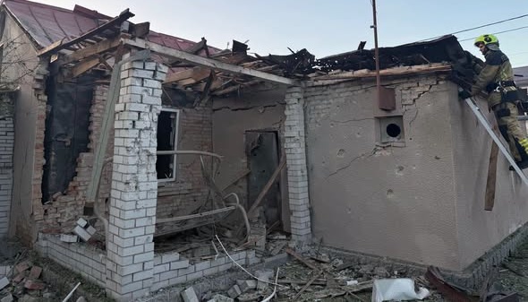 У районі Святошин у Києві внаслідок російської атаки зазнали ушкоджень житлові будинки та адміністративна будівля, є жертви.