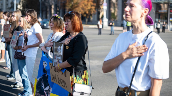 На головній площі країни вшанували пам'ять загиблих оборонців хвилиною тиші 32