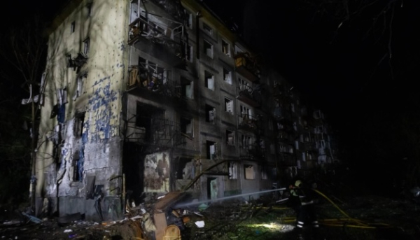 Через потужний ракетний удар по Києву виникли загоряння, є постраждалі та жертви.