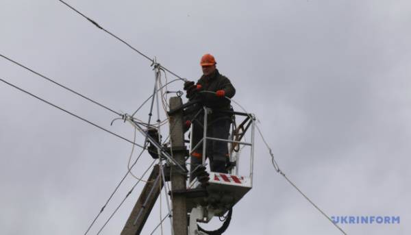 Нові відключення світла в п’яти областях спричинені російськими атаками
