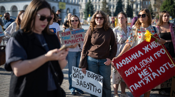 На головній площі країни вшанували пам'ять загиблих оборонців хвилиною тиші 23