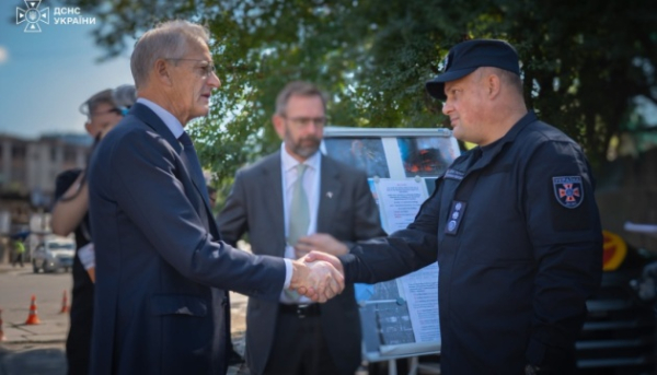 Глава уряду Норвегії відвідав один з об’єктів у Києві, що постраждали від російської атаки