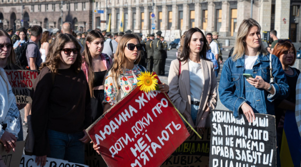 На головній площі країни вшанували пам'ять загиблих оборонців хвилиною тиші 25