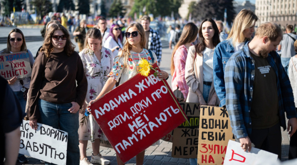 На головній площі країни вшанували пам'ять загиблих оборонців хвилиною тиші 28