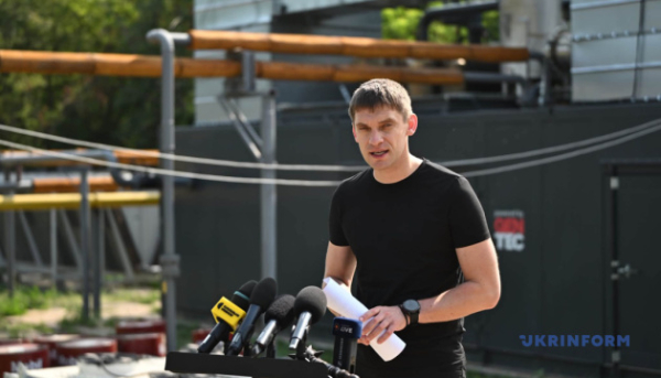 Керівник Запорізької обласної військової адміністрації заявляє, що медики, які працюють поблизу лінії фронту, повинні мати збільшену заробітну плату.