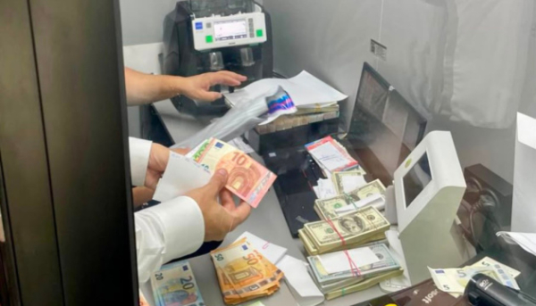 Готівка на мільйони та підроблені платіжні документи: у столиці викрито підпільну мережу обмінних пунктів.