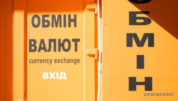 Євро зростає, долар падає: НБУ встановив вартість гривні на 21 серпня 2 Євро зростає, долар падає: НБУ встановив вартість гривні на 21 серпня 2