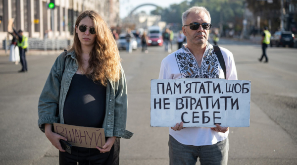 На головній площі країни вшанували пам'ять загиблих оборонців хвилиною тиші 17