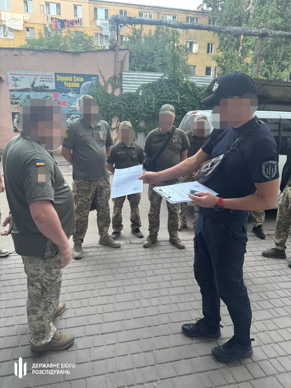 «Бей, пакуй і збирай»: 10 співробітників ТЦК на Одещині спіймані за тортури та насильство під час мобілізаційної кампанії 8 «Бей, пакуй і збирай»: 10 співробітників ТЦК на Одещині спіймані за тортури та насильство під час мобілізаційної кампанії 4