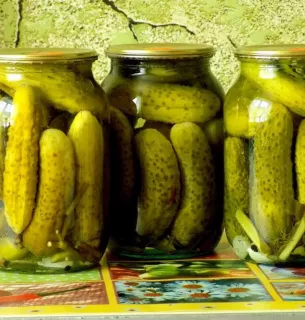 Хрусткі мариновані огірки без оцту: простий рецепт з пікантною гостринкою