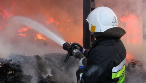 Головна 59 Дах нежитлової споруди спалахнув у Києві через уламки дрона, що впали.