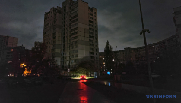 У столиці частково відновили електропостачання після нічного нападу Росії, 40 тисяч домогосподарств залишаються без світла.