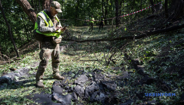 Наслідки російської атаки безпілотниками в Києві: четверо травмованих, пошкодження двох шкіл та дитячого садка.