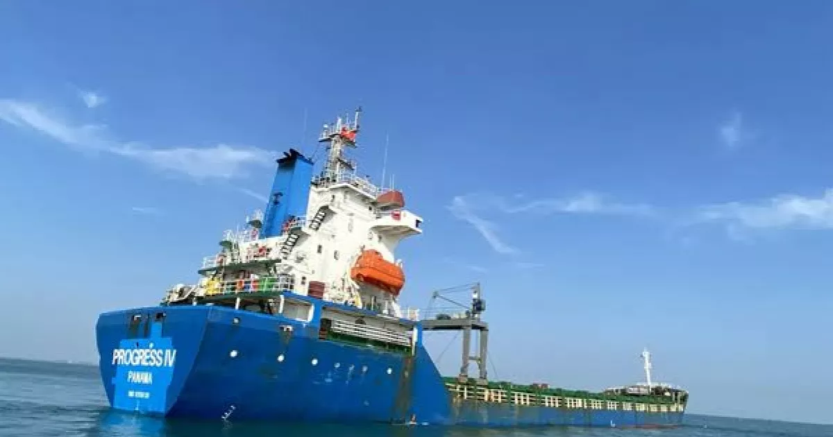 На Чорному морі стався інцидент із торговельним судном, яке зайнялося вогнем, а потім пішло на дно. 2 Фото до статті