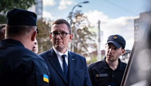 Представництво Естонії побувало у київській Лук’янівці, що постраждала від російських обстрілів