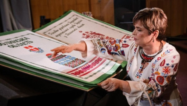 Книга та гобелени, вишиті автентичними візерунками, занесені до Книги рекордів України