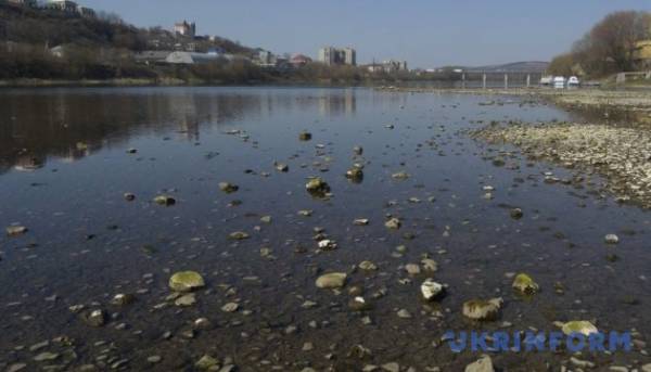 Дністер суттєво зневоднився: Україна та Молдова погодили подальше зменшення випуску води з водосховища 2 Дністер суттєво зневоднився: Україна та Молдова погодили подальше зменшення випуску води з водосховища 2