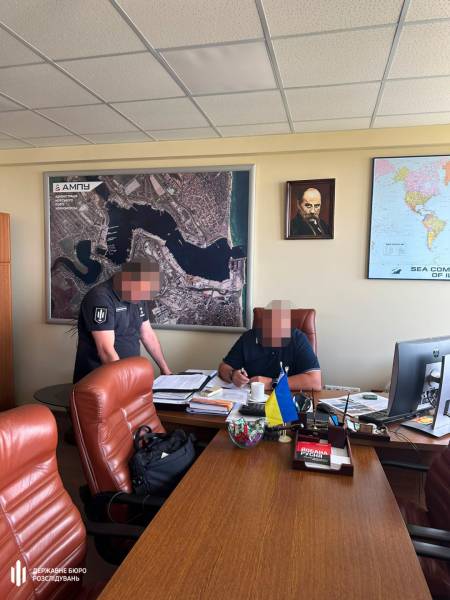 Модернізація порту «Чорноморськ»: затримали службовця АМПУ, який вимагав 500 тисяч гривень неправомірної вигоди 10 Модернізація порту «Чорноморськ»: затримали службовця АМПУ, який вимагав 500 тисяч гривень неправомірної вигоди 10