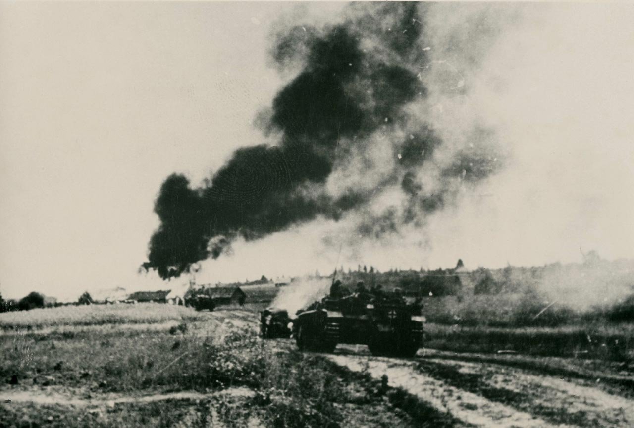 Військо зустрічали оплесками 24 4-Biy-pid-Brodami.-Lipen-1944-r.-Tanki-ohoronyayut-proriv
