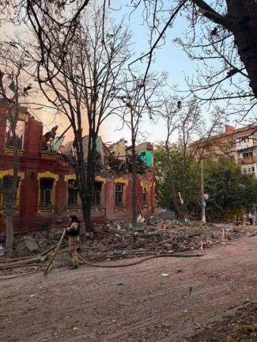 Російський авіаснаряд знищив старовинний «Друкарський двір» у Слов'янську 6 Російський авіаснаряд знищив старовинний «Друкарський двір» у Слов'янську 6