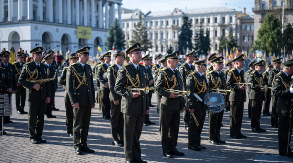 На головній площі країни вшанували пам'ять загиблих оборонців хвилиною тиші 20